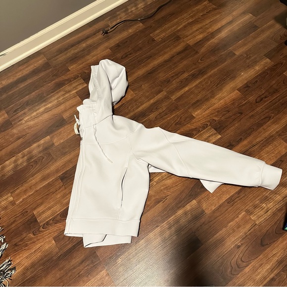 Lululemon Grey Jacket - Size 12 | Stylish and Comfortable Activewear Outerwear - Picture 4 of 5